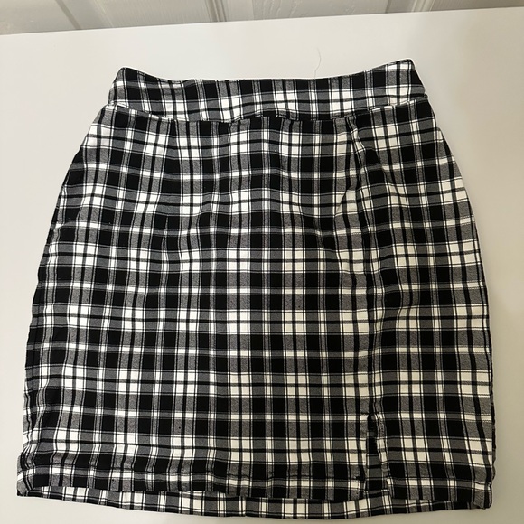 Black and white plaid miniskirt - Picture 2 of 6